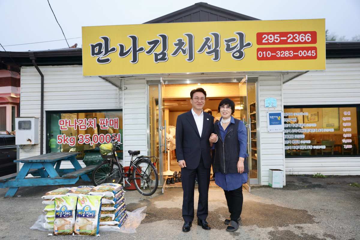 ▲김민석 국무총리가 10월 1일 새벽 6시 충북 청주에서 공사현장 근로자 등에게 아침밥을 천원에 제공하는 ‘만나김치식당’을 방문해 식당 주인 박영숙씨와 기념촬영을 하고 있다. (사진제공=총리실)