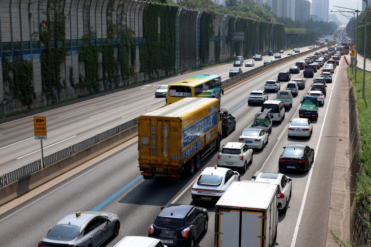 ▲최대 열흘까지 이어지는 추석 연휴를 이틀 앞둔 1일 서울 서초구 잠원IC 경부고속도로 하행선 방향이 차량들로 정체를 빚고 있다. 국토교통부는 2일부터 12일까지 11일간을 추석 연휴 특별교통 대책 기간으로 지정, 국민의 안전하고 편리한 귀성·귀경을 지원한다. 한국교통연구원에 따르면 이번 대책 기간 귀성·귀경과 여행 등으로 총 3218만명이 이동할 것으로 조사됐다. 이 가운데 추석 당일(10월 6일)에 가장 많은 933만명이 이동할 전망이다. 국민 10명 중 4명가량은 추석 연휴 국내외 여행을 계획했고, 이동은 대부분 승용차로 할 것으로 예측됐다. 신태현 기자 holjjak@