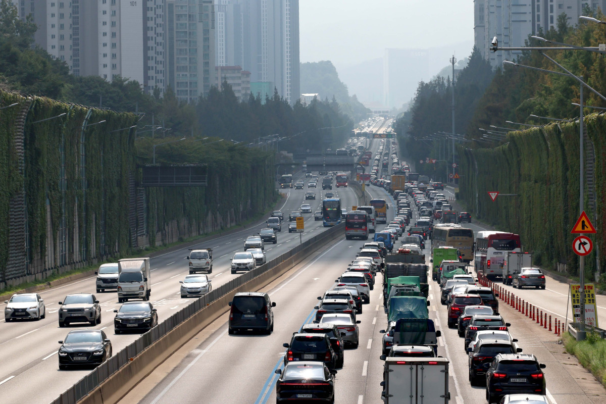 ▲최대 열흘까지 이어지는 추석 연휴를 이틀 앞둔 1일 서울 서초구 잠원IC 경부고속도로 하행선 방향이 차량들로 정체를 빚고 있다. 국토교통부는 2일부터 12일까지 11일간을 추석 연휴 특별교통 대책 기간으로 지정, 국민의 안전하고 편리한 귀성·귀경을 지원한다. 한국교통연구원에 따르면 이번 대책 기간 귀성·귀경과 여행 등으로 총 3218만명이 이동할 것으로 조사됐다. 이 가운데 추석 당일(10월 6일)에 가장 많은 933만명이 이동할 전망이다. 국민 10명 중 4명가량은 추석 연휴 국내외 여행을 계획했고, 이동은 대부분 승용차로 할 것으로 예측됐다. 신태현 기자 holjjak@