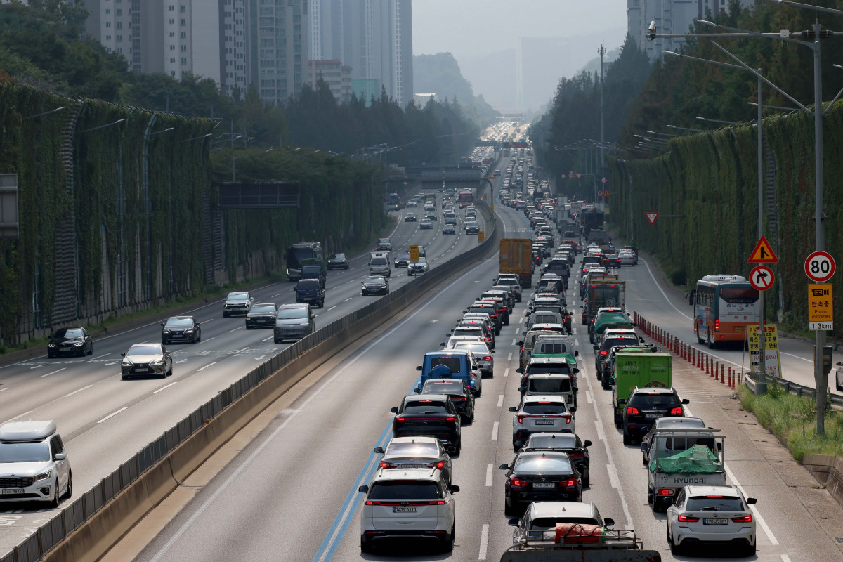 ▲최대 열흘까지 이어지는 추석 연휴를 이틀 앞둔 1일 서울 서초구 잠원IC 경부고속도로 하행선 방향이 차량들로 정체를 빚고 있다. 국토교통부는 2일부터 12일까지 11일간을 추석 연휴 특별교통 대책 기간으로 지정, 국민의 안전하고 편리한 귀성·귀경을 지원한다. 한국교통연구원에 따르면 이번 대책 기간 귀성·귀경과 여행 등으로 총 3218만명이 이동할 것으로 조사됐다. 이 가운데 추석 당일(10월 6일)에 가장 많은 933만명이 이동할 전망이다. 국민 10명 중 4명가량은 추석 연휴 국내외 여행을 계획했고, 이동은 대부분 승용차로 할 것으로 예측됐다. 신태현 기자 holjjak@