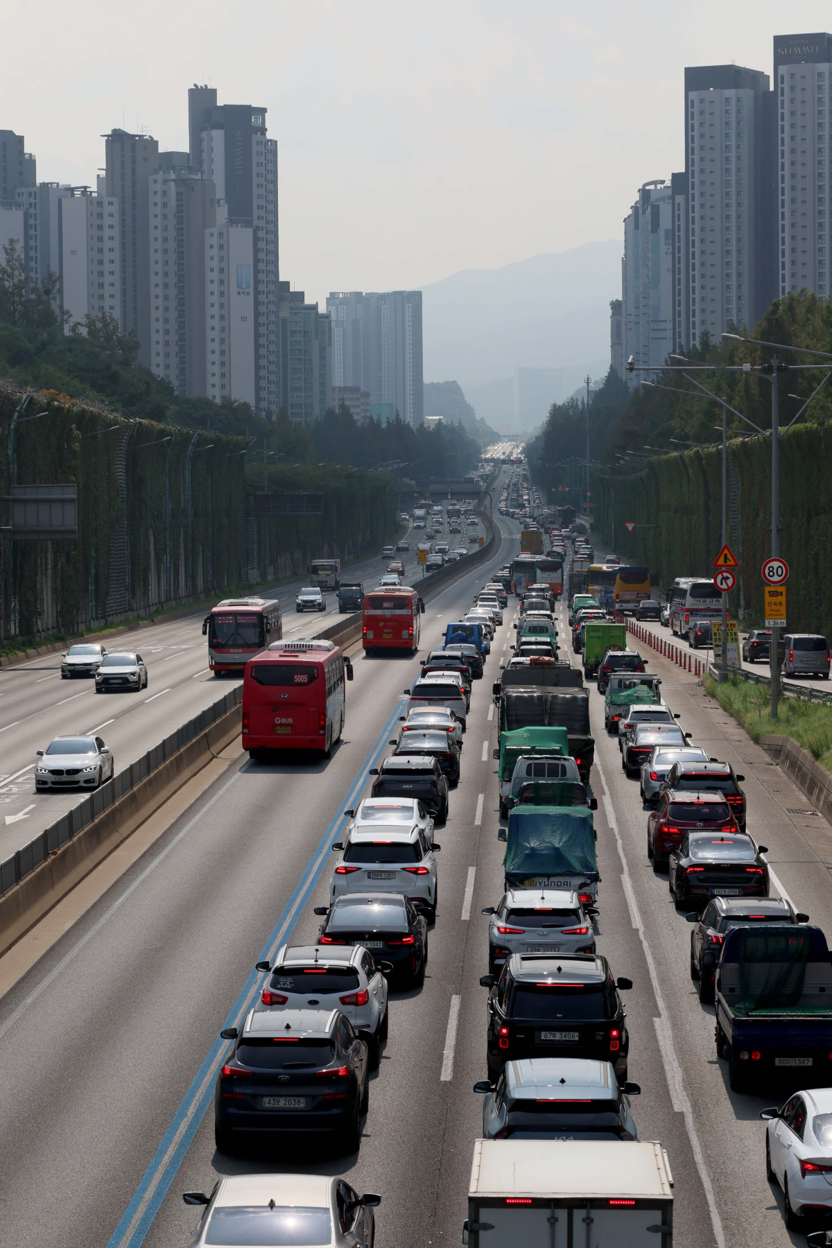 ▲최대 열흘까지 이어지는 추석 연휴를 이틀 앞둔 1일 서울 서초구 잠원IC 경부고속도로 하행선 방향이 차량들로 정체를 빚고 있다. 국토교통부는 2일부터 12일까지 11일간을 추석 연휴 특별교통 대책 기간으로 지정, 국민의 안전하고 편리한 귀성·귀경을 지원한다. 한국교통연구원에 따르면 이번 대책 기간 귀성·귀경과 여행 등으로 총 3218만명이 이동할 것으로 조사됐다. 이 가운데 추석 당일(10월 6일)에 가장 많은 933만명이 이동할 전망이다. 국민 10명 중 4명가량은 추석 연휴 국내외 여행을 계획했고, 이동은 대부분 승용차로 할 것으로 예측됐다. 신태현 기자 holjjak@