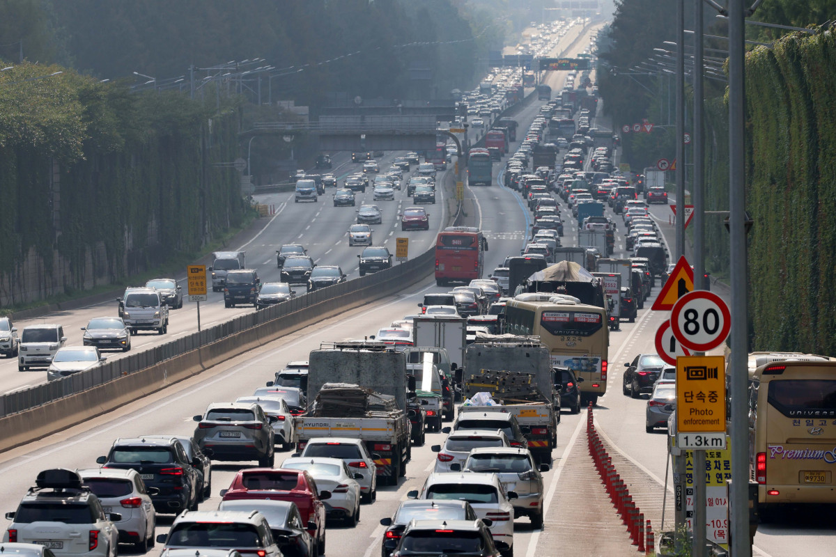 ▲최대 열흘까지 이어지는 추석 연휴를 이틀 앞둔 1일 서울 서초구 잠원IC 경부고속도로 하행선 방향이 차량들로 정체를 빚고 있다. 국토교통부는 2일부터 12일까지 11일간을 추석 연휴 특별교통 대책 기간으로 지정, 국민의 안전하고 편리한 귀성·귀경을 지원한다. 한국교통연구원에 따르면 이번 대책 기간 귀성·귀경과 여행 등으로 총 3218만명이 이동할 것으로 조사됐다. 이 가운데 추석 당일(10월 6일)에 가장 많은 933만명이 이동할 전망이다. 국민 10명 중 4명가량은 추석 연휴 국내외 여행을 계획했고, 이동은 대부분 승용차로 할 것으로 예측됐다. 신태현 기자 holjjak@