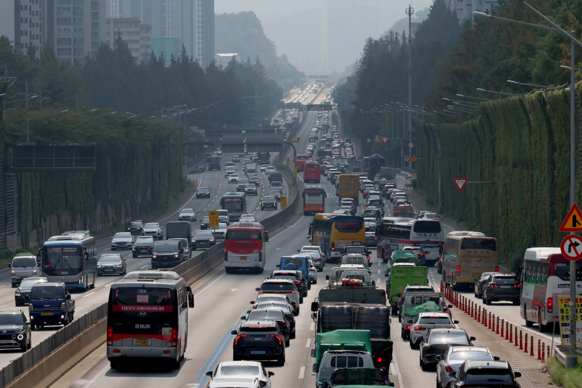 ▲최대 열흘까지 이어지는 추석 연휴를 이틀 앞둔 1일 서울 서초구 잠원IC 경부고속도로 하행선 방향이 차량들로 정체를 빚고 있다. 국토교통부는 2일부터 12일까지 11일간을 추석 연휴 특별교통 대책 기간으로 지정, 국민의 안전하고 편리한 귀성·귀경을 지원한다. 한국교통연구원에 따르면 이번 대책 기간 귀성·귀경과 여행 등으로 총 3218만명이 이동할 것으로 조사됐다. 이 가운데 추석 당일(10월 6일)에 가장 많은 933만명이 이동할 전망이다. 국민 10명 중 4명가량은 추석 연휴 국내외 여행을 계획했고, 이동은 대부분 승용차로 할 것으로 예측됐다. 신태현 기자 holjjak@