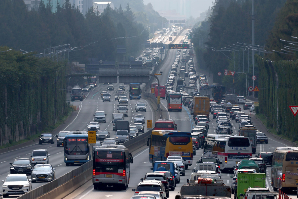 ▲최대 열흘까지 이어지는 추석 연휴를 이틀 앞둔 1일 서울 서초구 잠원IC 경부고속도로 하행선 방향이 차량들로 정체를 빚고 있다. 국토교통부는 2일부터 12일까지 11일간을 추석 연휴 특별교통 대책 기간으로 지정, 국민의 안전하고 편리한 귀성·귀경을 지원한다. 한국교통연구원에 따르면 이번 대책 기간 귀성·귀경과 여행 등으로 총 3218만명이 이동할 것으로 조사됐다. 이 가운데 추석 당일(10월 6일)에 가장 많은 933만명이 이동할 전망이다. 국민 10명 중 4명가량은 추석 연휴 국내외 여행을 계획했고, 이동은 대부분 승용차로 할 것으로 예측됐다. 신태현 기자 holjjak@