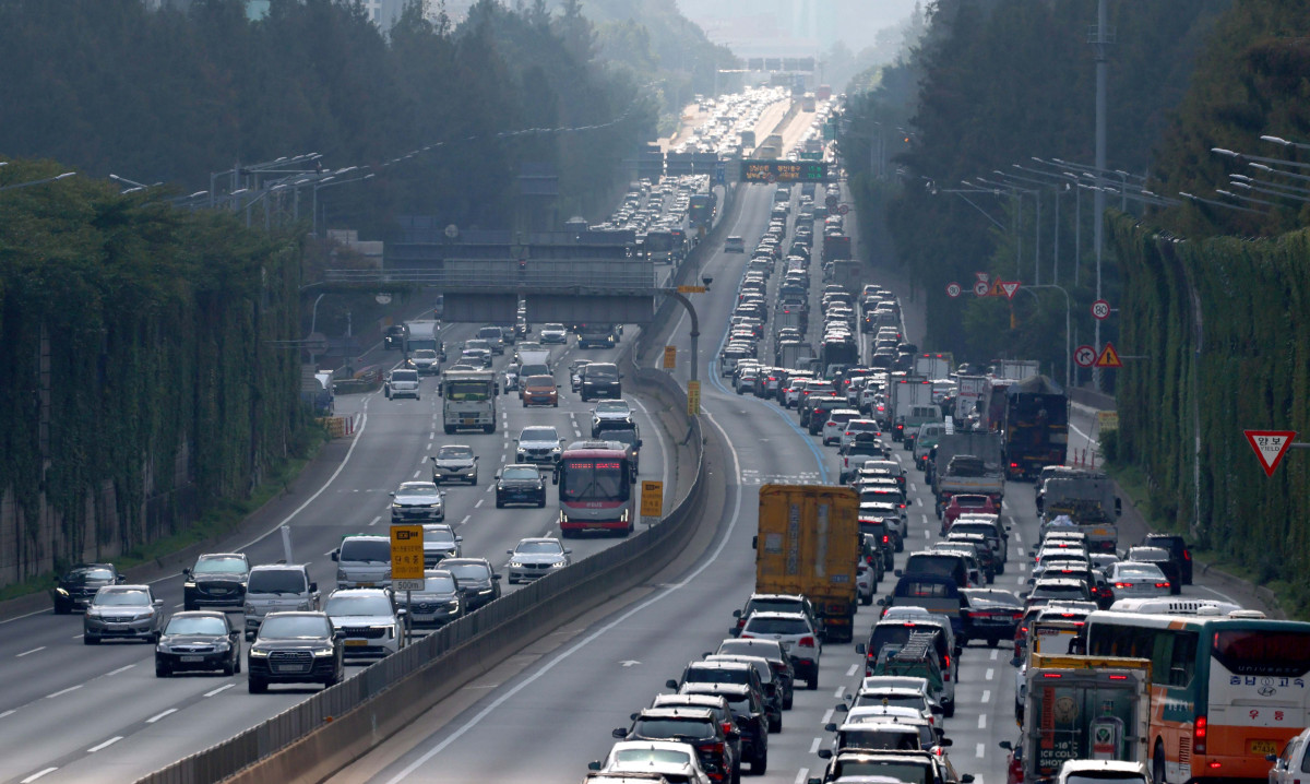 ▲최대 열흘까지 이어지는 추석 연휴를 이틀 앞둔 1일 서울 서초구 잠원IC 경부고속도로 하행선 방향이 차량들로 정체를 빚고 있다. 국토교통부는 2일부터 12일까지 11일간을 추석 연휴 특별교통 대책 기간으로 지정, 국민의 안전하고 편리한 귀성·귀경을 지원한다. 한국교통연구원에 따르면 이번 대책 기간 귀성·귀경과 여행 등으로 총 3218만명이 이동할 것으로 조사됐다. 이 가운데 추석 당일(10월 6일)에 가장 많은 933만명이 이동할 전망이다. 국민 10명 중 4명가량은 추석 연휴 국내외 여행을 계획했고, 이동은 대부분 승용차로 할 것으로 예측됐다. 신태현 기자 holjjak@