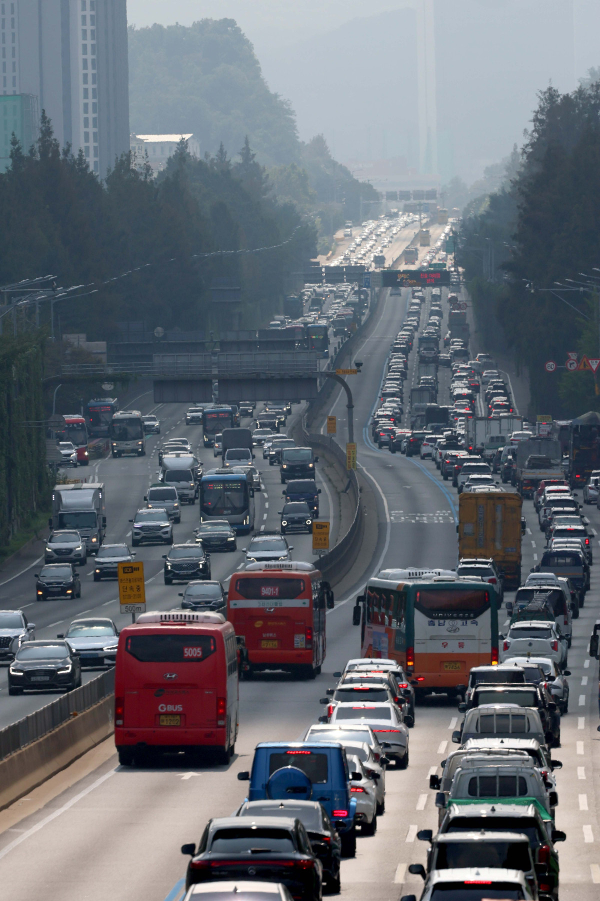 ▲최대 열흘까지 이어지는 추석 연휴를 이틀 앞둔 1일 서울 서초구 잠원IC 경부고속도로 하행선 방향이 차량들로 정체를 빚고 있다. 국토교통부는 2일부터 12일까지 11일간을 추석 연휴 특별교통 대책 기간으로 지정, 국민의 안전하고 편리한 귀성·귀경을 지원한다. 한국교통연구원에 따르면 이번 대책 기간 귀성·귀경과 여행 등으로 총 3218만명이 이동할 것으로 조사됐다. 이 가운데 추석 당일(10월 6일)에 가장 많은 933만명이 이동할 전망이다. 국민 10명 중 4명가량은 추석 연휴 국내외 여행을 계획했고, 이동은 대부분 승용차로 할 것으로 예측됐다. 신태현 기자 holjjak@