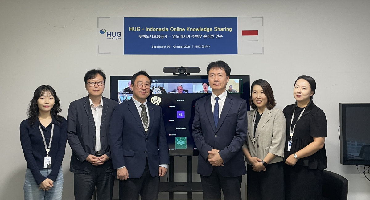 ▲허지행 HUG 연구원장(오른쪽에서 세 번째)과 관계자들이 연수 참가자들과 화상으로 기념촬영을 하고 있다.  (HUG)