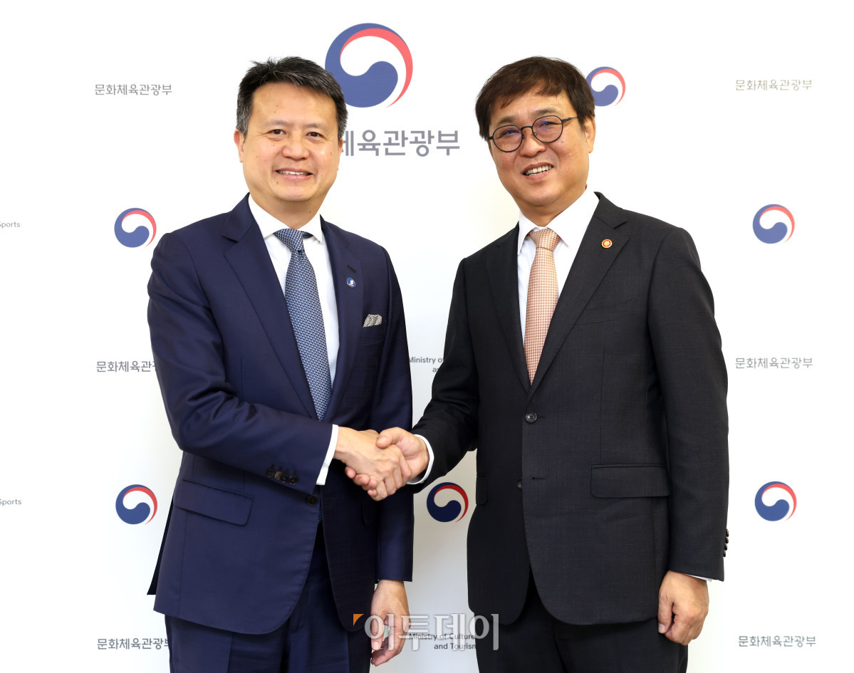 ▲최휘영 문화체육관광부 장관이 1일 서울 종로구 국립현대미술관 서울관에서 다렌 탕 세계지식재산기구(WIPO) 사무총장을 만나 기념촬영을 하고 있다. (문체부 제공)