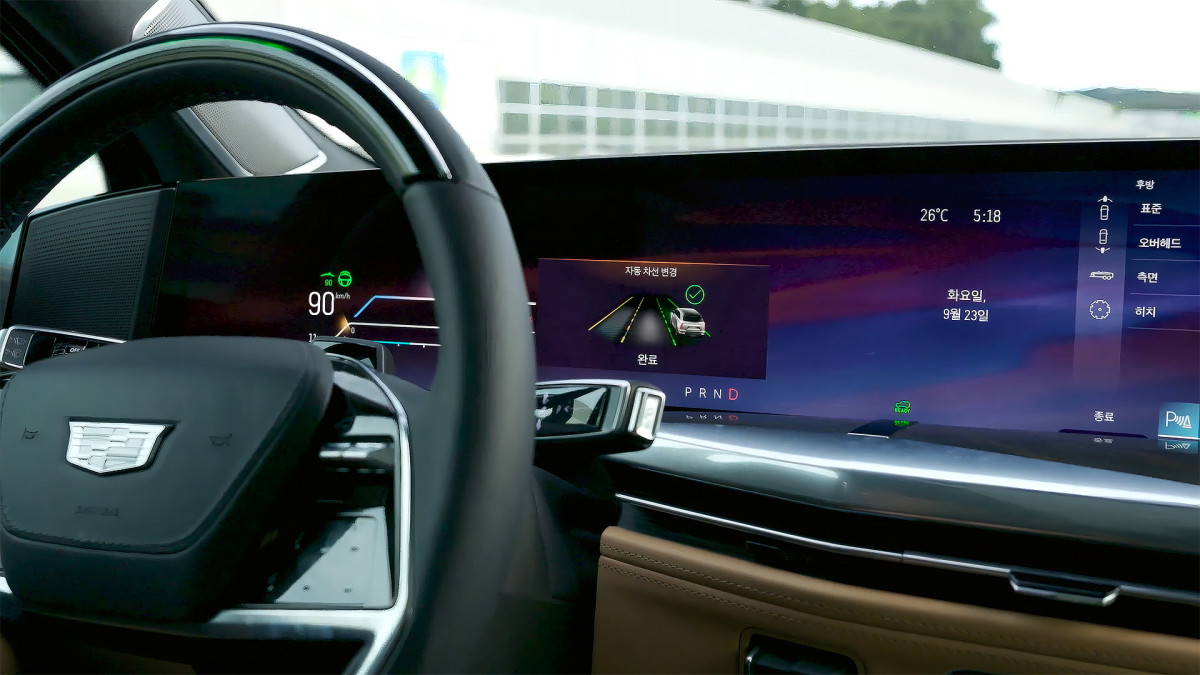 ▲슈퍼크루즈 핸즈프리 주행 상태에서 자동 차선 변경이 완료된 모습  (사진=한국지엠)