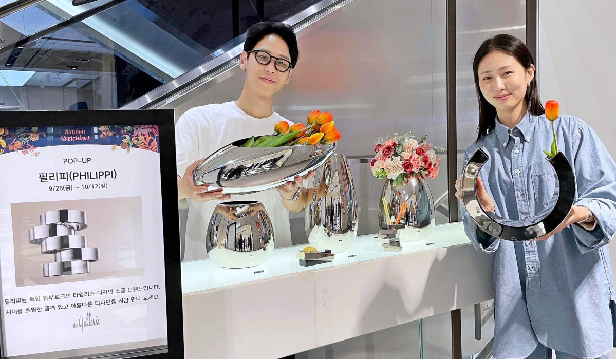 ▲1일 서울 갤러리아명품관에서 모델들이 독일 디자인 소품 브랜드 ‘필리피’ 팝업스토어를 소개하고 있다.  (사진제공=갤러리아백화점)