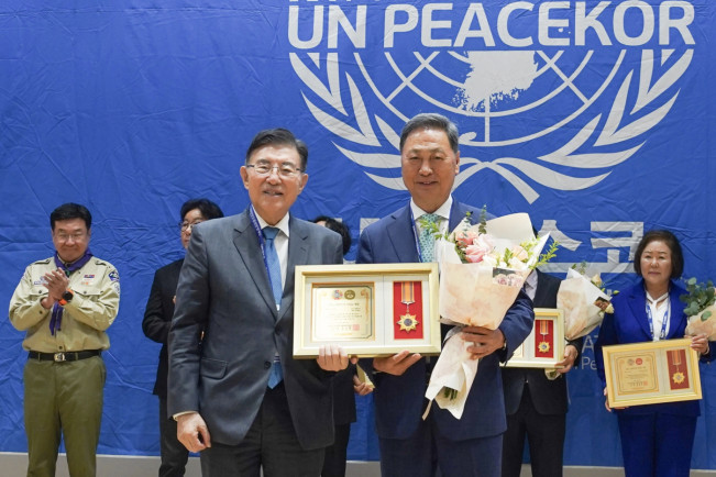 ▲9월 29일 서울 국회 의원회관 대회의실에서 열린 ‘광복 80주년 기념 세계한인 컨퍼런스’에서 강태선 BYN블랙야크그룹 회장(우)이 ‘2025년 UN피스코 SDGs-기후변화 대응 부문’ 대상을 수상하고 김덕룡 UN피스코 이사장(좌)과 기념 사진을 촬영하고 있다. (사진제공=BYN블랙야크그룹)