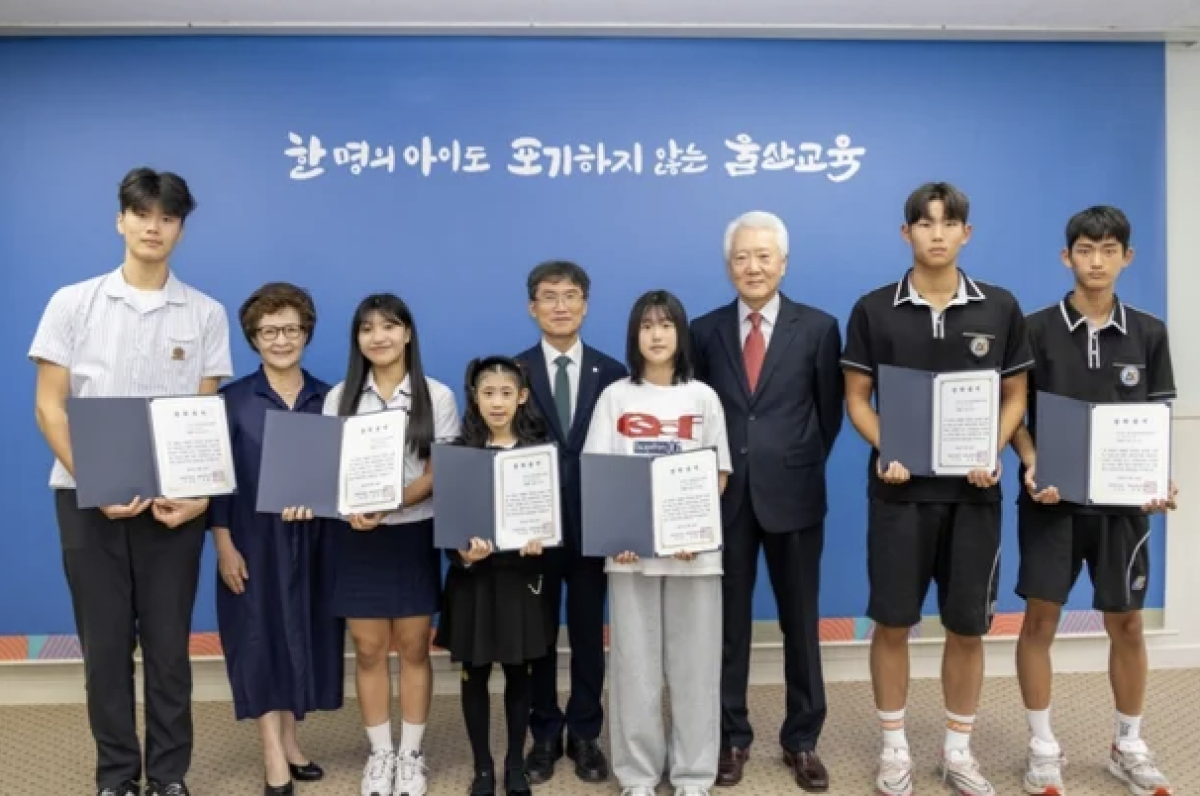 ▲신혜승(왼쪽에서 두 번째), 조돈영 롯데삼동복지재단 이사(오른쪽에서 세 번째), 천창수 울산광역시교육감(왼쪽에서 다섯 번째)이 장학생들과 기념사진을 촬영하고 있다. (사진제공=롯데삼동복지재단)