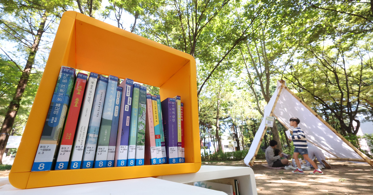 ▲서울 강남구 도산공원에서 '가족숲속도서관' 행사가 열려 야외 팝업 도서관이 운영되고 있다. (뉴시스)