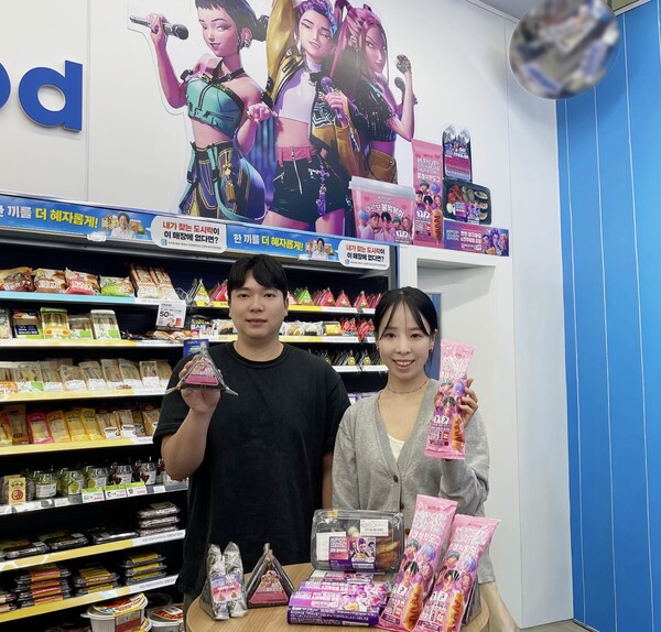 ▲S25 케데헌 특화점포에서 모델이 케데헌 간편식 5종을 선보이고 있다. (사진제공=GS리테일)