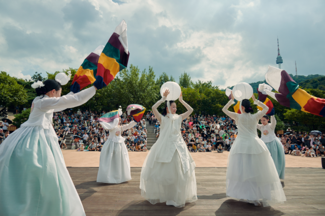 ▲남산골한옥마을 추석 공연을 관람하는 시민들. (사진제공=서울시)