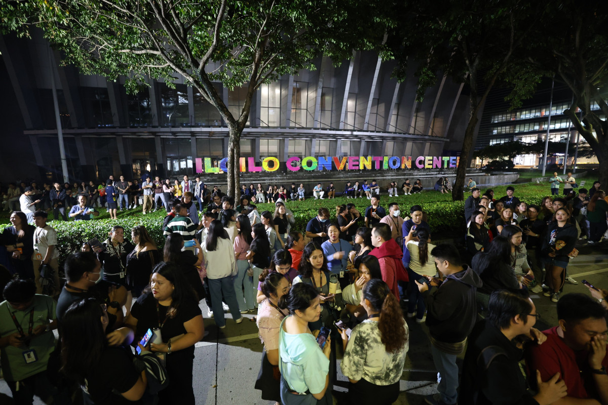 ▲30일(현지시간) 필리핀 세부섬 인근에서 발행한 지진이 발생한 후 일로일로시 시민들 일부가 건물 밖으로 대피해 대기하고 있다. (EPA연합뉴스)