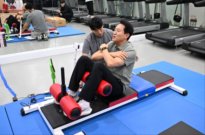 ▲오세훈 서울시장이 1일 서울시청 체력단련실에서 ‘더 건강한 서울 9988’의 주요사업인 ‘체력인증센터’ 운영을 앞두고 체력측정 장비를 점검하고 ‘교차 윗몸일으키기’를 시범 측정하고 있다. (사진제공=서울시)