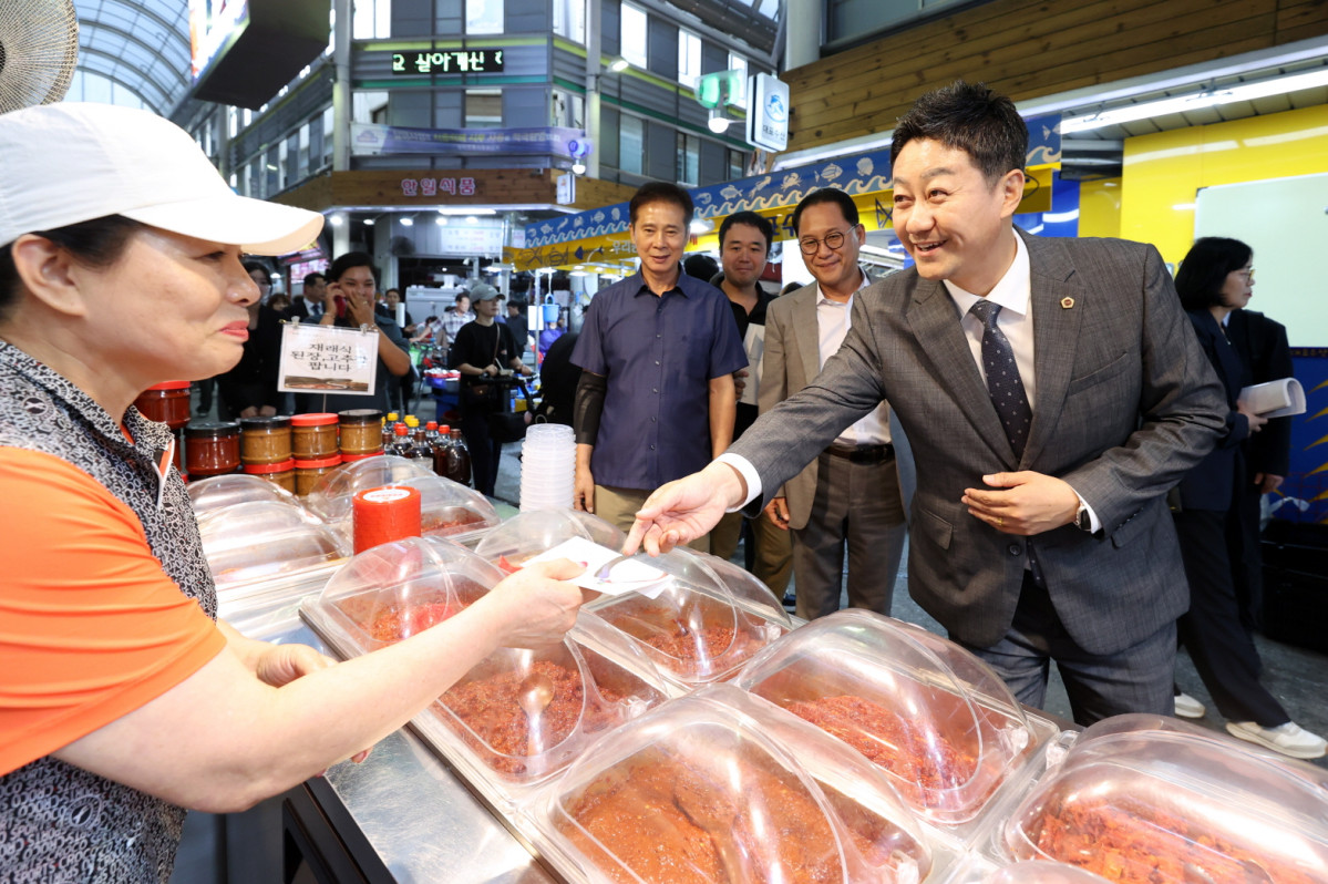 ▲김진경 경기도의회 의장이 삼미시장에서 현장민생투어를 가졌다. (경기도의회)