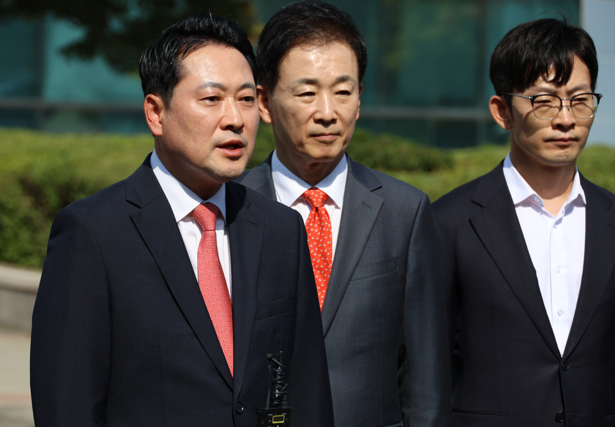 ▲국민의힘 장동혁 대표가 1일 오후 대전 유성구 국가정보자원관리원(국정자원) 화재 현장을 방문한 뒤 취재진 앞에서 발언하고 있다.  (연합뉴스)