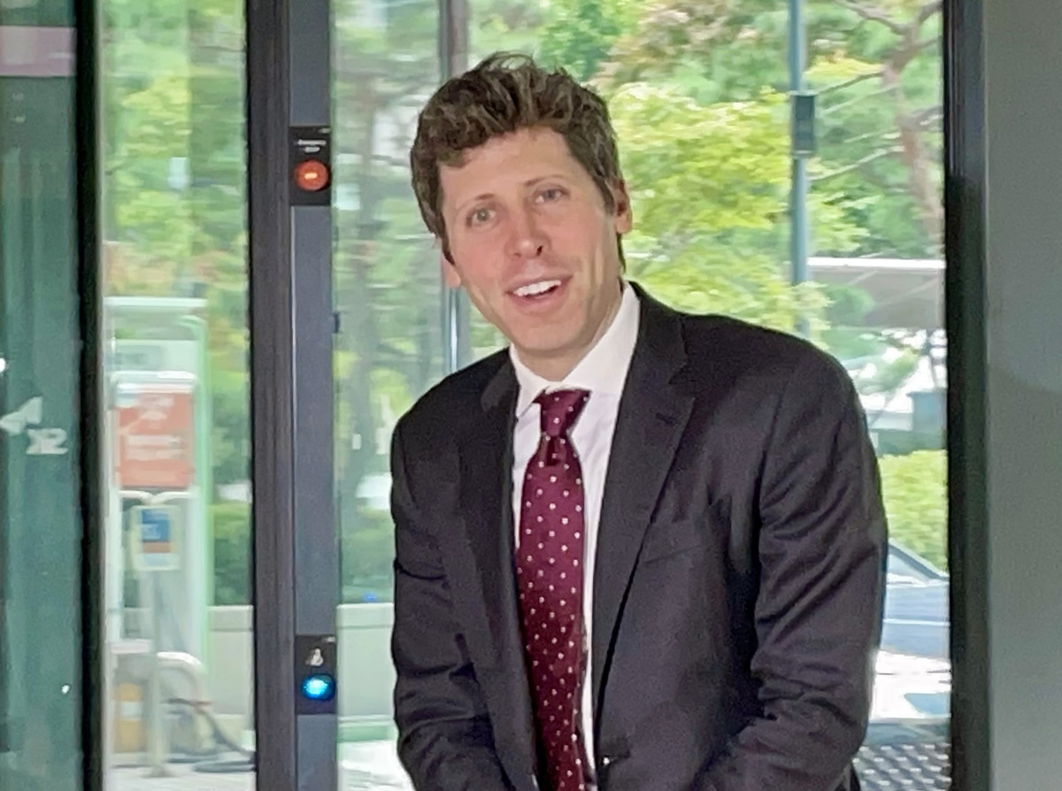 ▲챗GPT 개발사 오픈AI의 샘 올트먼 최고경영자(CEO)가 최태원 SK그룹 회장과 오찬 회동을 위해 1일 서울 종로구 SK서린빌딩에 들어서고 있다. (연합뉴스)