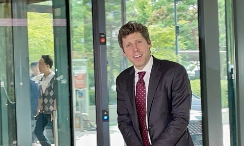 ▲샘 올트먼 최고경영자(CEO)가 1일 최태원 SK그룹 회장과 오찬 회동을 위해 서울 종로구 SK서린빌딩에 들어서고 있다.  (연합뉴스)