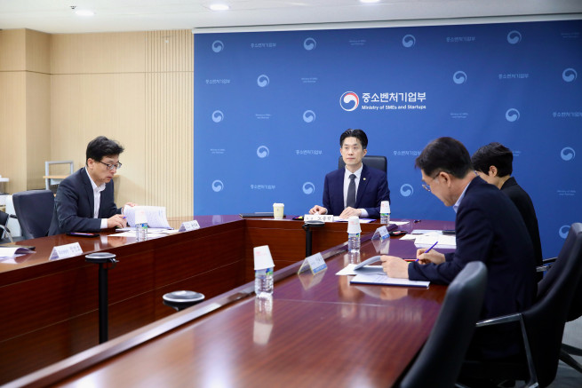 ▲노용석 중소벤처기업부 차관이 1일 서울 영등포구 중소기업기술정보진흥원에서 소비활성화 TF 제4차 회의를 열고 소비촉진 프로그램의 추진 상황을 점검하고 있다. (사진제공=중소벤처기업부)