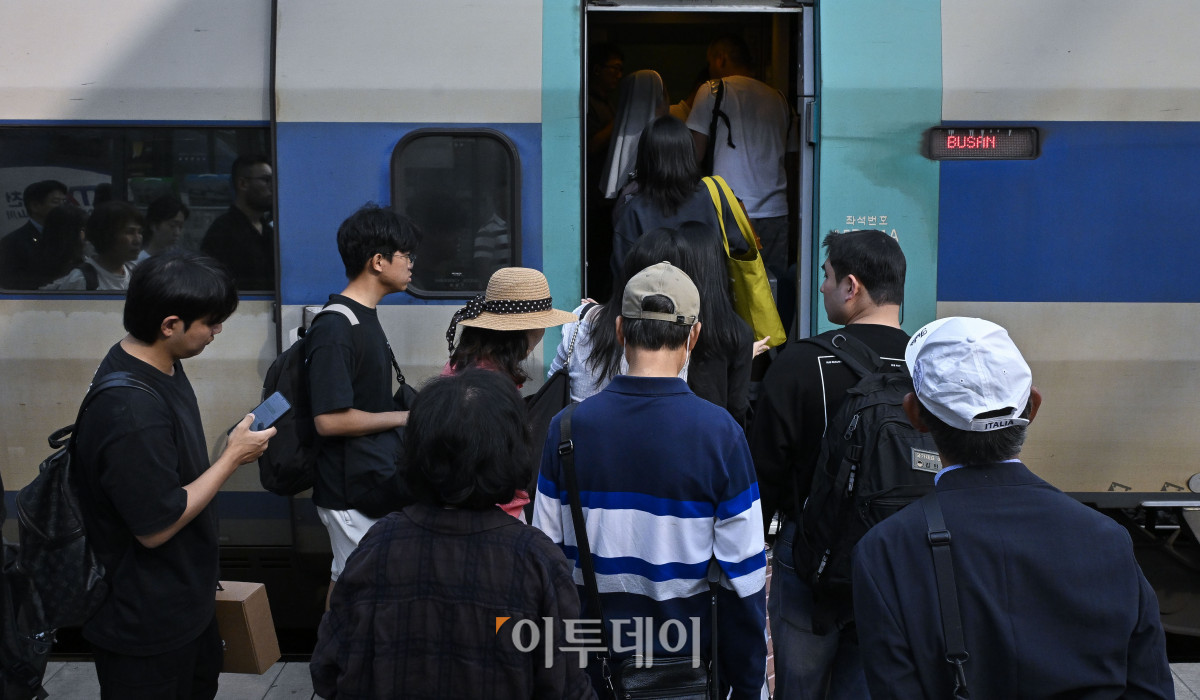 ▲추석 연휴를 이틀 앞둔 1일 서울 용산구 KTX 승강장에서 시민들이 고향으로 향하고 있다. 한국교통연구원 조사에 따르면 이번 추석 연휴 특별교통 대책 기간에 귀성·귀경과 여행 등으로 작년 추석보다 8.2% 증가한 3218만명이 이동할 것으로 예상됐다. 이 가운데 추석 당일(6일)에 가장 많은 933만명이 이동할 것으로 전망됐다. 조현호 기자 hyunho@