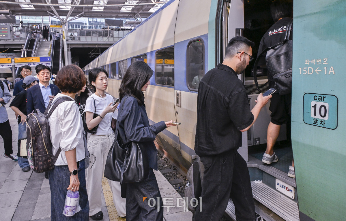 ▲추석 연휴를 이틀 앞둔 1일 서울 용산구 KTX 승강장에서 시민들이 고향으로 향하고 있다. 한국교통연구원 조사에 따르면 이번 추석 연휴 특별교통 대책 기간에 귀성·귀경과 여행 등으로 작년 추석보다 8.2% 증가한 3218만명이 이동할 것으로 예상됐다. 이 가운데 추석 당일(6일)에 가장 많은 933만명이 이동할 것으로 전망됐다. 조현호 기자 hyunho@