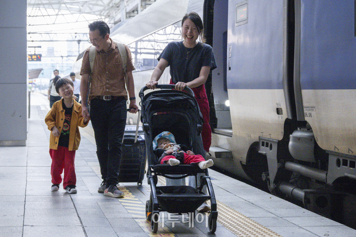 ▲추석 연휴를 이틀 앞둔 1일 서울 용산구 KTX 승강장에서 한 가족이 귀성길에 오르고 있다. 한국교통연구원 조사에 따르면 이번 추석 연휴 특별교통 대책 기간에 귀성·귀경과 여행 등으로 작년 추석보다 8.2% 증가한 3218만명이 이동할 것으로 예상됐다. 이 가운데 추석 당일(6일)에 가장 많은 933만명이 이동할 것으로 전망됐다. 조현호 기자 hyunho@