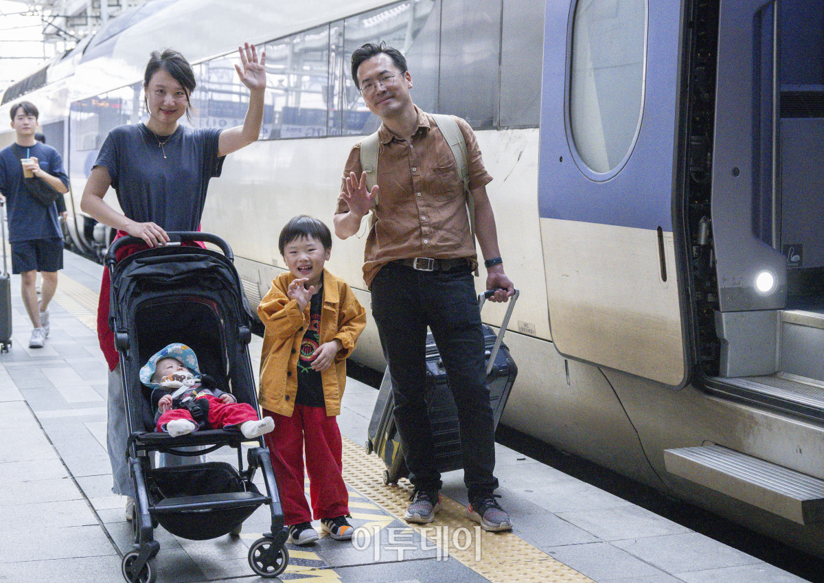 ▲추석 연휴를 이틀 앞둔 1일 서울 용산구 KTX 승강장에서 한 가족이 귀성길에 오르고 있다. 한국교통연구원 조사에 따르면 이번 추석 연휴 특별교통 대책 기간에 귀성·귀경과 여행 등으로 작년 추석보다 8.2% 증가한 3218만명이 이동할 것으로 예상됐다. 이 가운데 추석 당일(6일)에 가장 많은 933만명이 이동할 것으로 전망됐다. 조현호 기자 hyunho@