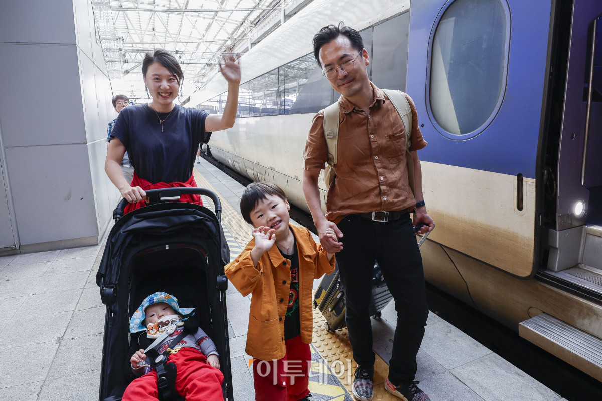 ▲추석 연휴를 이틀 앞둔 1일 서울 용산구 KTX 승강장에서 한 가족이 귀성길에 오르고 있다. 한국교통연구원 조사에 따르면 이번 추석 연휴 특별교통 대책 기간에 귀성·귀경과 여행 등으로 작년 추석보다 8.2% 증가한 3218만명이 이동할 것으로 예상됐다. 이 가운데 추석 당일(6일)에 가장 많은 933만명이 이동할 것으로 전망됐다. 조현호 기자 hyunho@