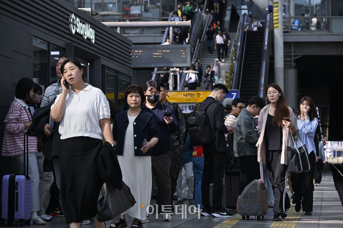 ▲추석 연휴를 이틀 앞둔 1일 서울 용산구 KTX 승강장에서 시민들이 고향으로 향하고 있다. 한국교통연구원 조사에 따르면 이번 추석 연휴 특별교통 대책 기간에 귀성·귀경과 여행 등으로 작년 추석보다 8.2% 증가한 3218만명이 이동할 것으로 예상됐다. 이 가운데 추석 당일(6일)에 가장 많은 933만명이 이동할 것으로 전망됐다. 조현호 기자 hyunho@