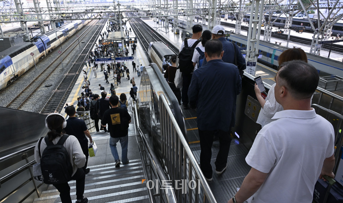 ▲추석 연휴를 이틀 앞둔 1일 서울 용산구 KTX 승강장에서 시민들이 고향으로 향하고 있다. 한국교통연구원 조사에 따르면 이번 추석 연휴 특별교통 대책 기간에 귀성·귀경과 여행 등으로 작년 추석보다 8.2% 증가한 3218만명이 이동할 것으로 예상됐다. 이 가운데 추석 당일(6일)에 가장 많은 933만명이 이동할 것으로 전망됐다. 조현호 기자 hyunho@