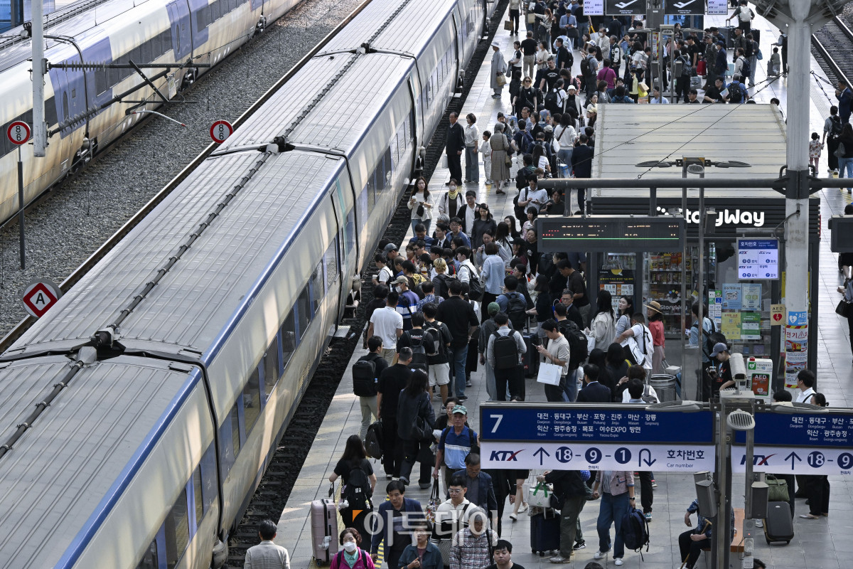 ▲추석 연휴를 이틀 앞둔 1일 서울 용산구 KTX 승강장에서 시민들이 고향으로 향하고 있다. 한국교통연구원 조사에 따르면 이번 추석 연휴 특별교통 대책 기간에 귀성·귀경과 여행 등으로 작년 추석보다 8.2% 증가한 3218만명이 이동할 것으로 예상됐다. 이 가운데 추석 당일(6일)에 가장 많은 933만명이 이동할 것으로 전망됐다. 조현호 기자 hyunho@