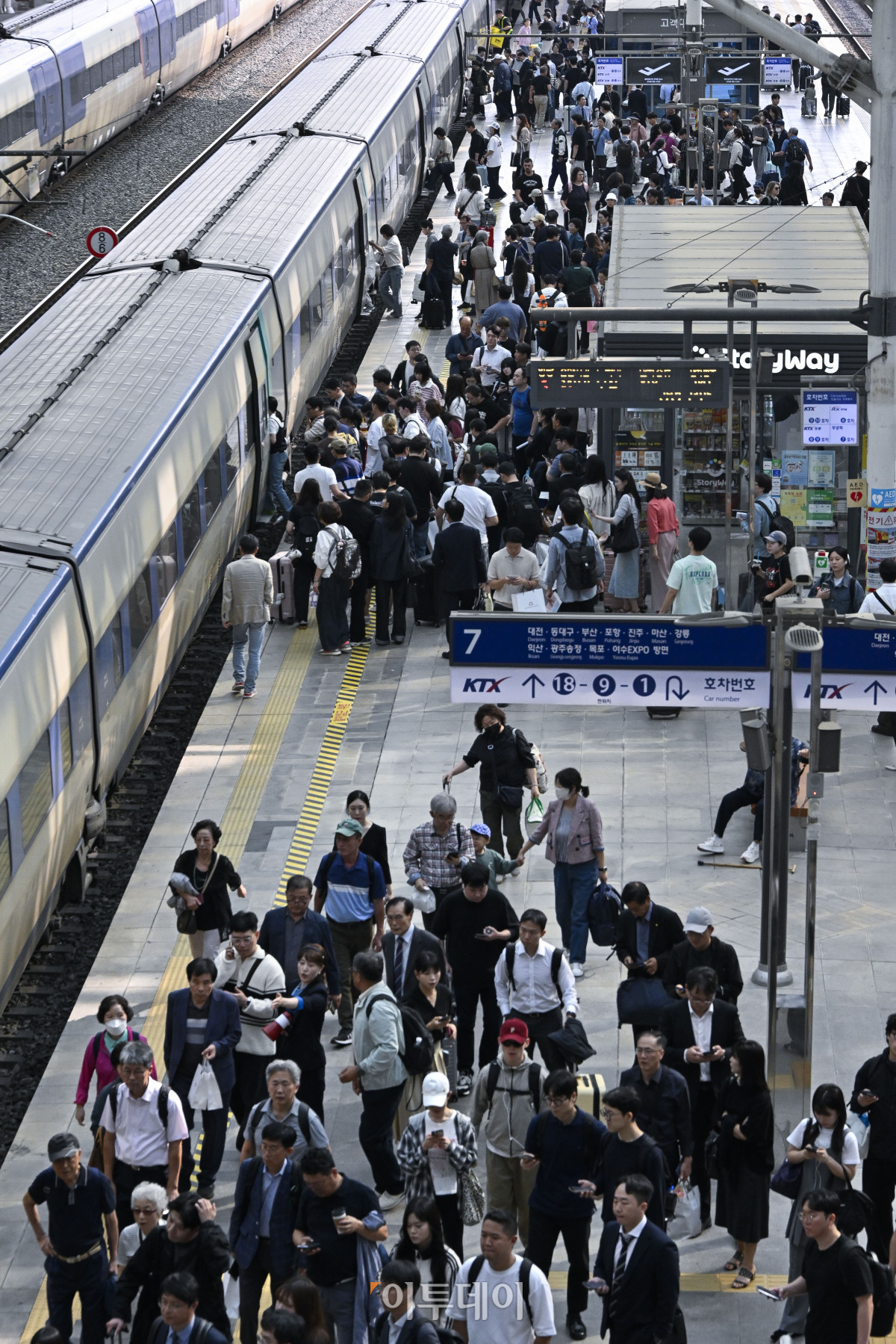 ▲추석 연휴를 이틀 앞둔 1일 서울 용산구 KTX 승강장에서 시민들이 고향으로 향하고 있다. 한국교통연구원 조사에 따르면 이번 추석 연휴 특별교통 대책 기간에 귀성·귀경과 여행 등으로 작년 추석보다 8.2% 증가한 3218만명이 이동할 것으로 예상됐다. 이 가운데 추석 당일(6일)에 가장 많은 933만명이 이동할 것으로 전망됐다. 조현호 기자 hyunho@