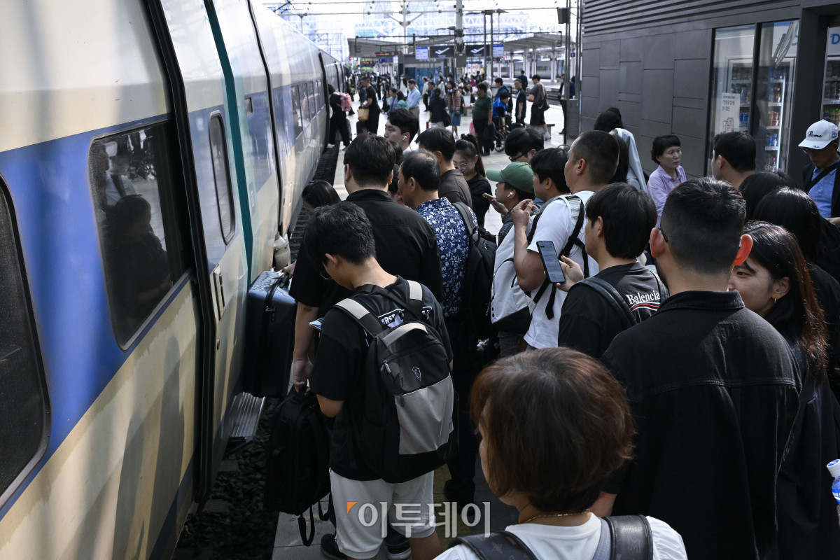 ▲추석 연휴를 이틀 앞둔 1일 서울 용산구 KTX 승강장에서 시민들이 고향으로 향하고 있다. 한국교통연구원 조사에 따르면 이번 추석 연휴 특별교통 대책 기간에 귀성·귀경과 여행 등으로 작년 추석보다 8.2% 증가한 3218만명이 이동할 것으로 예상됐다. 이 가운데 추석 당일(6일)에 가장 많은 933만명이 이동할 것으로 전망됐다. 조현호 기자 hyunho@