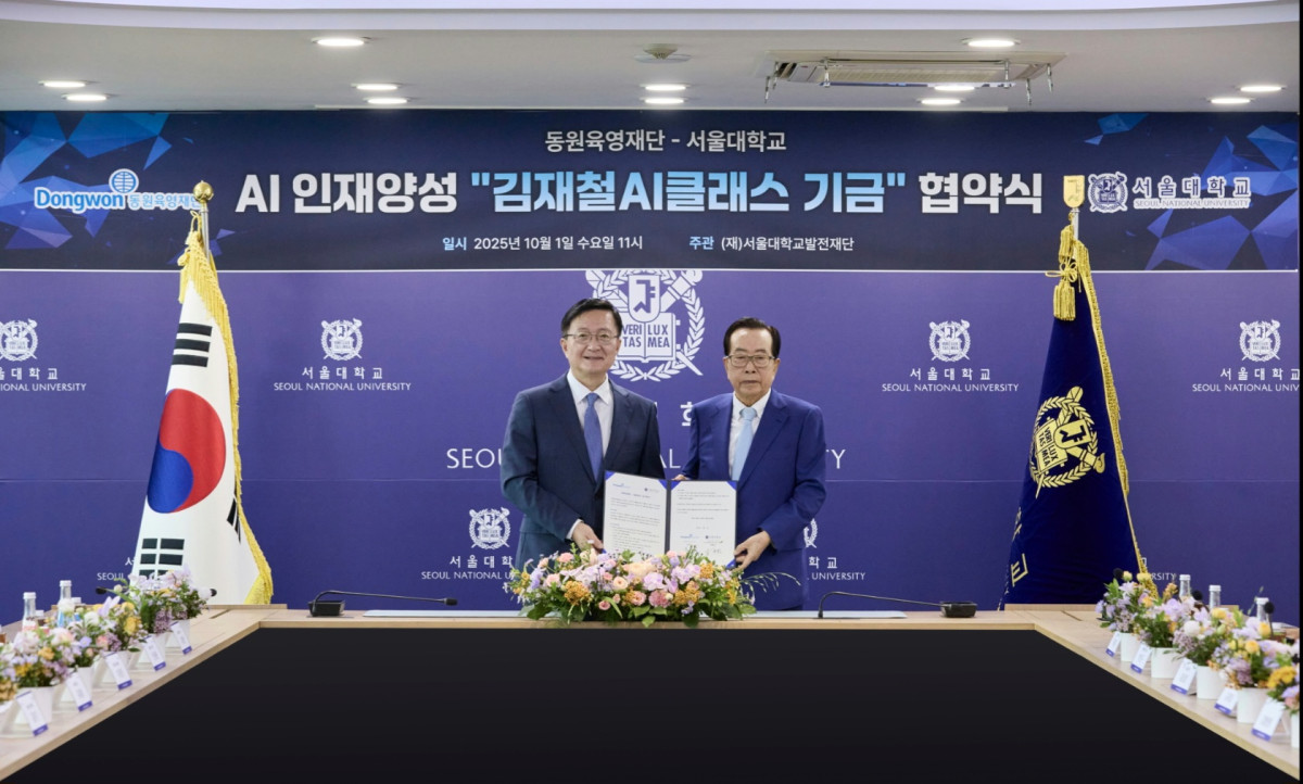 ▲1일 서울 관악구 서울대학교에서 열린 AI 인재양성 김재철AI클래스 기금 협약식에서 김재철(오른쪽) 동원그룹 명예회장과 유홍림 서울대학교 총장이 기념사진을 촬영하고 있다. (사진제공=동원그룹)