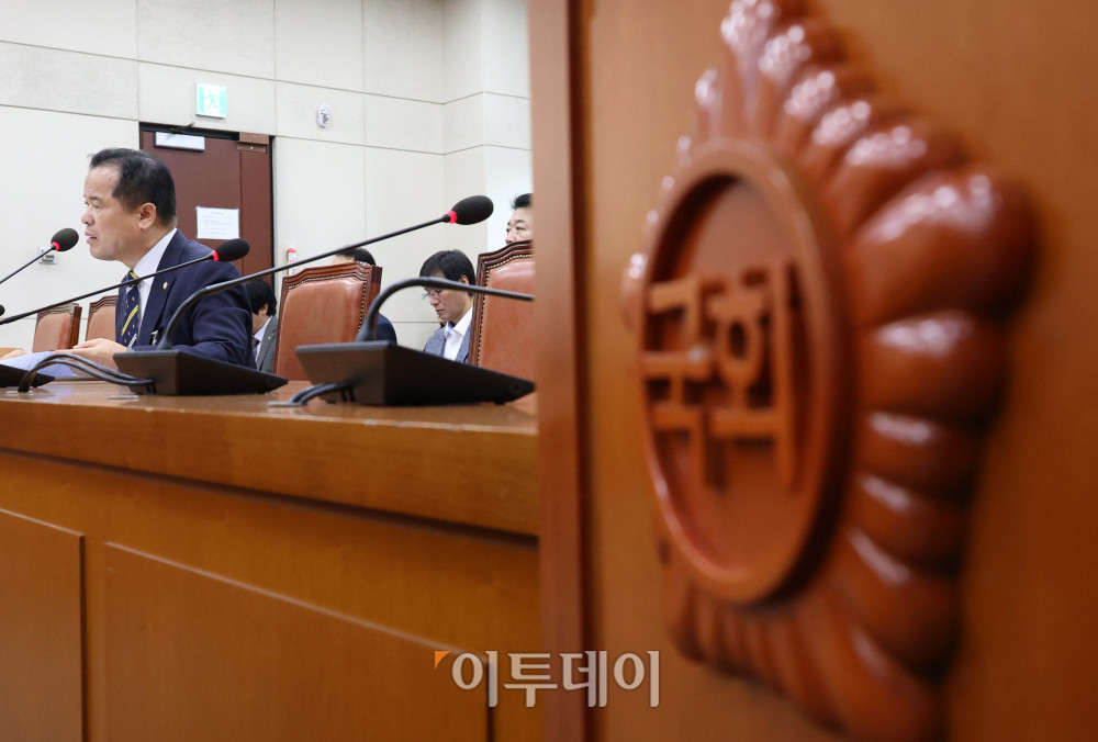 ▲위철환 중앙선거관리위원 후보자가 1일 서울 여의도 국회 행정안전위원회 전체회의에서 열린 인사청문회에서 의원 질의에 답하고 있다. 고이란 기자 photoeran@