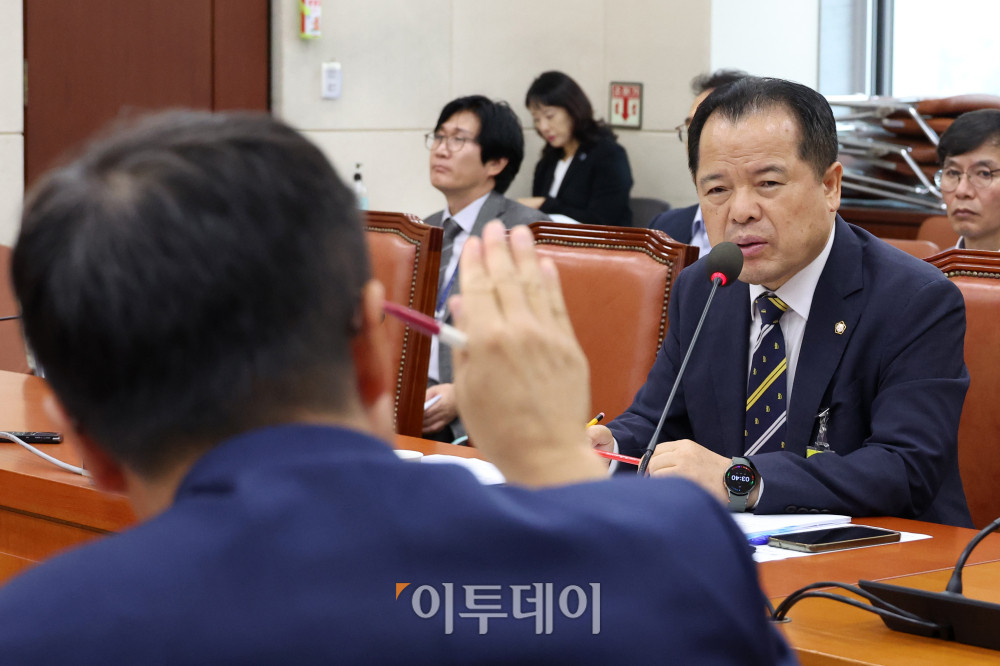 ▲위철환 중앙선거관리위원 후보자가 1일 서울 여의도 국회 행정안전위원회 전체회의에서 열린 인사청문회에서 의원 질의에 답하고 있다. 고이란 기자 photoeran@