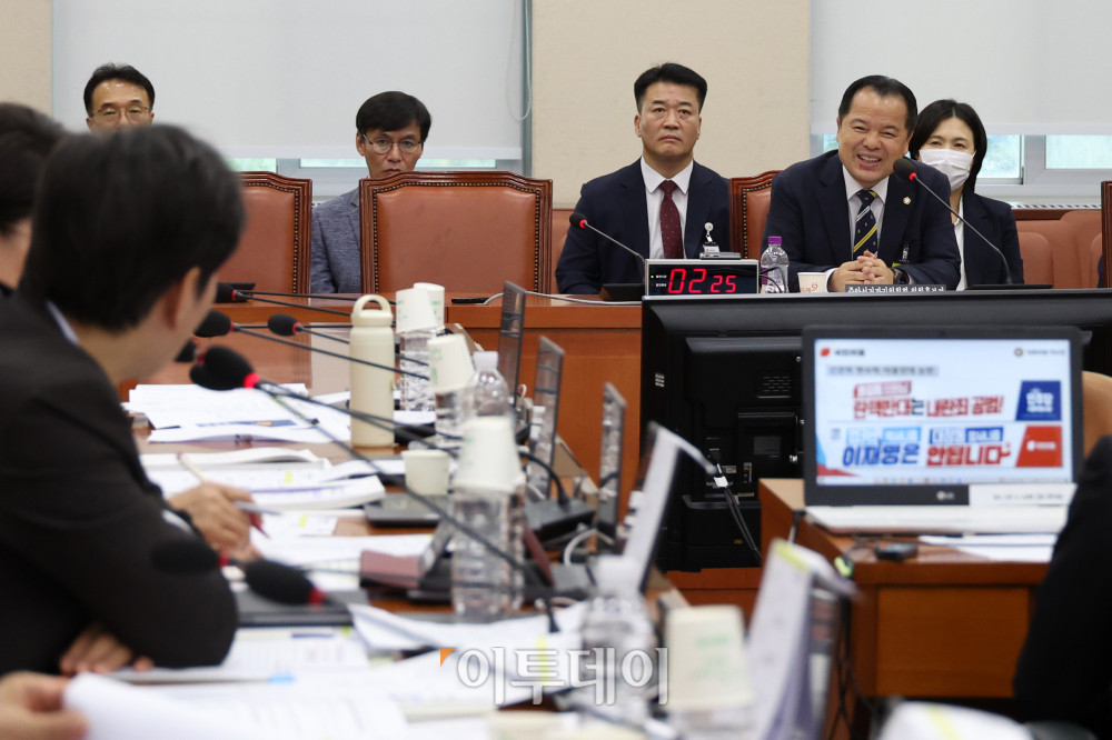 ▲위철환 중앙선거관리위원 후보자가 1일 서울 여의도 국회 행정안전위원회 전체회의에서 열린 인사청문회에서 의원 질의에 답하고 있다. 고이란 기자 photoeran@