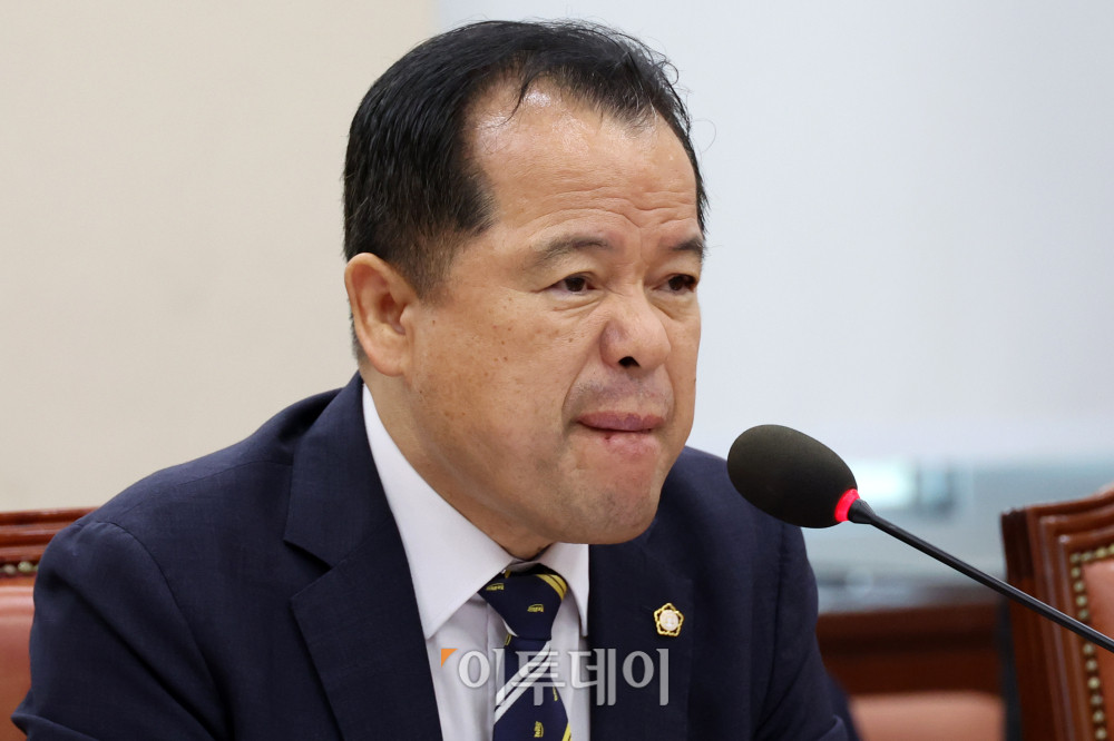 ▲위철환 중앙선거관리위원 후보자가 1일 서울 여의도 국회 행정안전위원회 전체회의에서 열린 인사청문회에 참석하고 있다. 고이란 기자 photoeran@