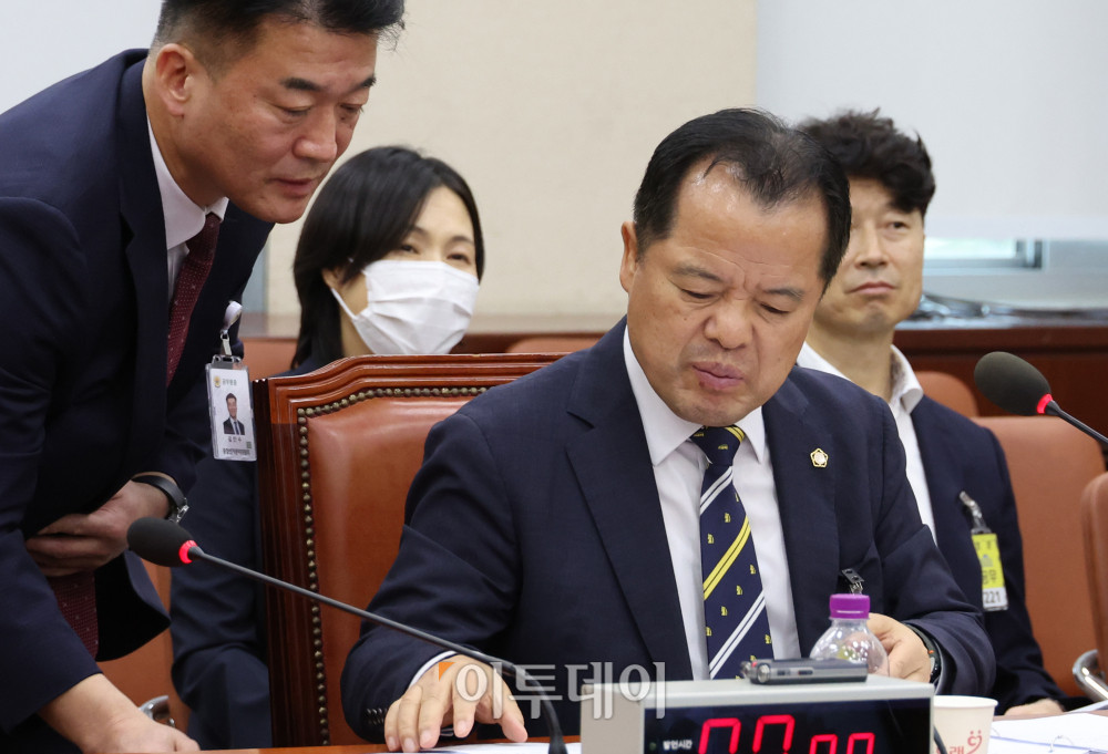 ▲위철환 중앙선거관리위원 후보자가 1일 서울 여의도 국회 행정안전위원회 전체회의에서 열린 인사청문회에서 자료를 살펴보고 있다. 고이란 기자 photoeran@