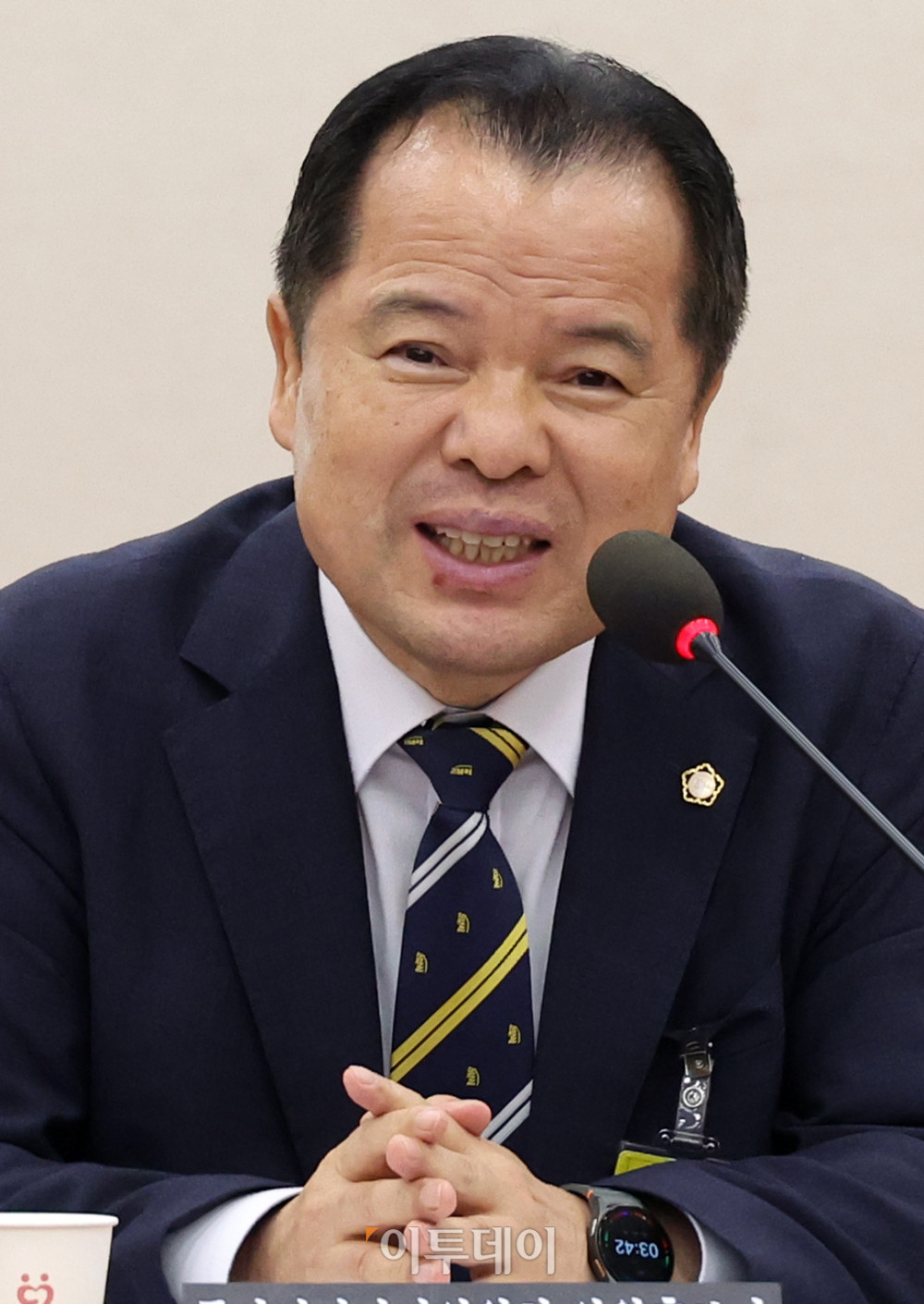 ▲위철환 중앙선거관리위원 후보자가 1일 서울 여의도 국회 행정안전위원회 전체회의에서 열린 인사청문회에서 의원 질의에 답하고 있다. 고이란 기자 photoeran@