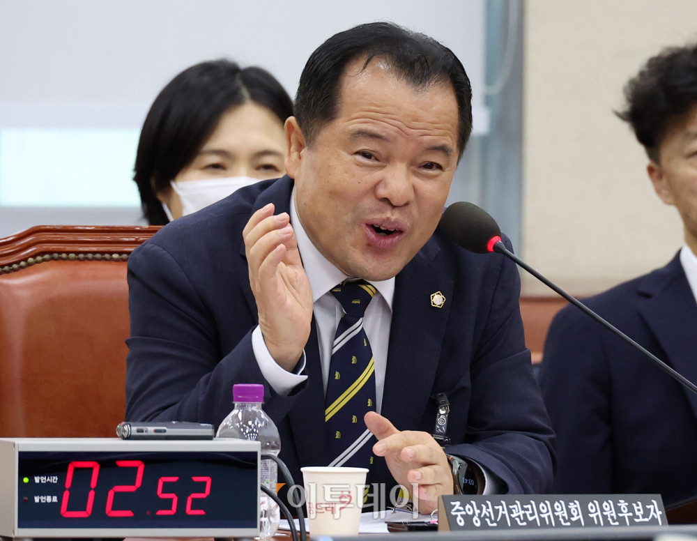 ▲위철환 중앙선거관리위원 후보자가 1일 서울 여의도 국회 행정안전위원회 전체회의에서 열린 인사청문회에서 의원 질의에 답하고 있다. 고이란 기자 photoeran@