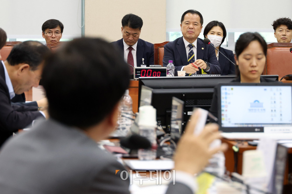 ▲위철환 중앙선거관리위원 후보자가 1일 서울 여의도 국회 행정안전위원회 전체회의에서 열린 인사청문회에서 의원 질의를 경청하고 있다. 고이란 기자 photoeran@