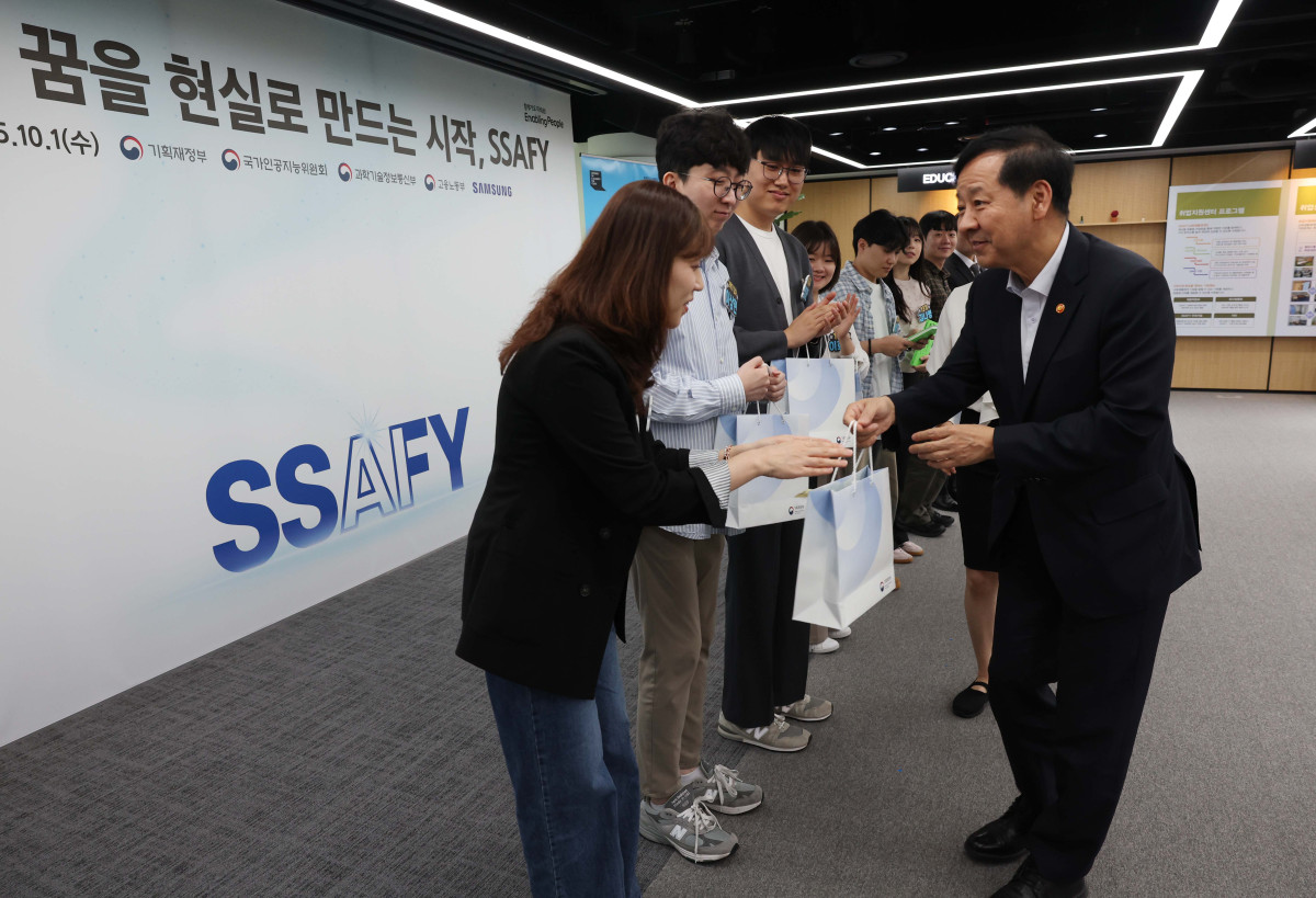 ▲구윤철 부총리 겸 기획재정부 장관이 1일 서울 강남구 삼성 청년SW·AI아카데미(SSAFY)를 찾아 교육생들에게 저서인 'AI코리아'를 선물하고 있다. 신태현 기자 holjjak@