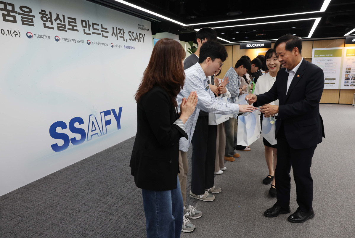 ▲구윤철 부총리 겸 기획재정부 장관이 1일 서울 강남구 삼성 청년SW·AI아카데미(SSAFY)를 찾아 교육생들에게 저서인 'AI코리아'를 선물하고 있다. 신태현 기자 holjjak@