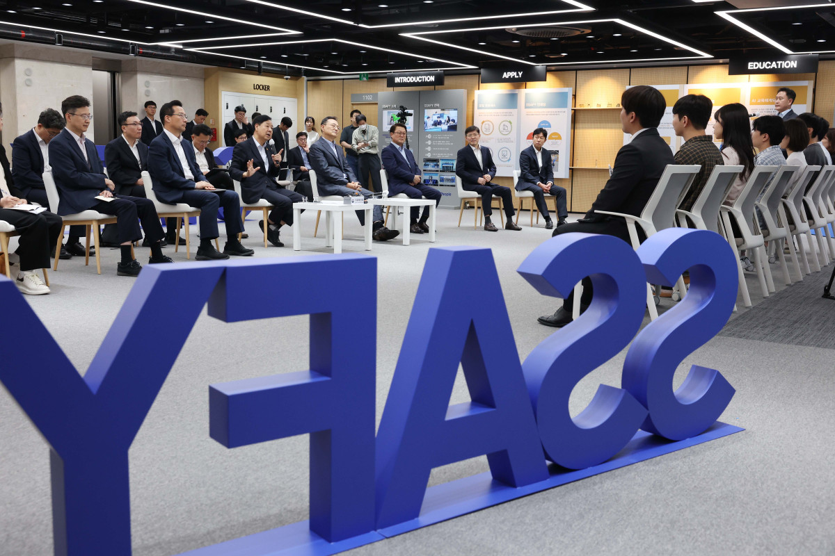 ▲구윤철 부총리 겸 기획재정부 장관이 1일 서울 강남구 삼성 청년SW·AI아카데미(SSAFY)를 찾아 교육생들과 간담회를 갖고 있다. 신태현 기자 holjjak@