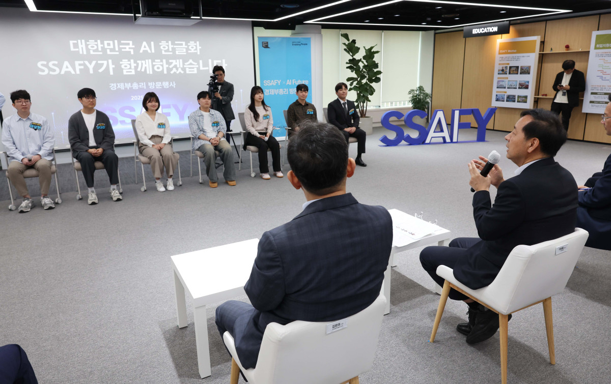 ▲구윤철 부총리 겸 기획재정부 장관이 1일 서울 강남구 삼성 청년SW·AI아카데미(SSAFY)를 찾아 교육생들과 간담회를 갖고 있다. 신태현 기자 holjjak@