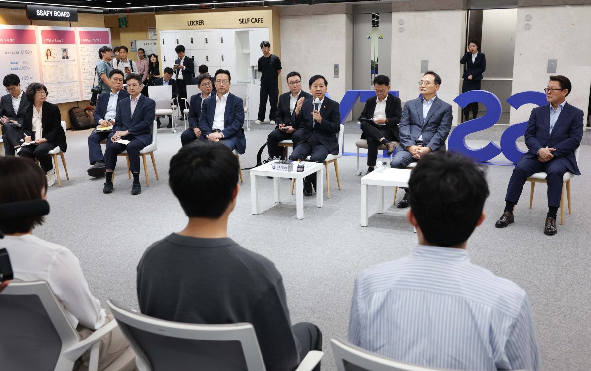 ▲구윤철 부총리 겸 기획재정부 장관이 1일 서울 강남구 삼성 청년SW·AI아카데미(SSAFY)를 찾아 교육생들과 간담회를 갖고 있다. 신태현 기자 holjjak@